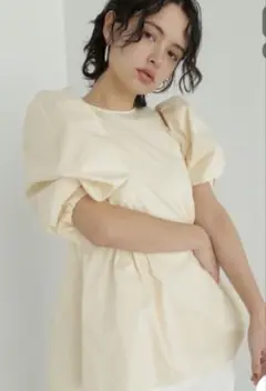 クリーム色 パフスリーブ シャツ