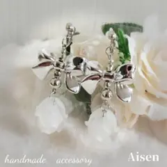Ａisen D flower ハンドメイドイヤリング　リボン　ホワイトフラワー