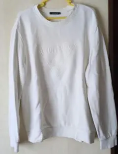 GUESS エンボスロゴ クルーネック スウェット