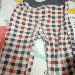 赤とグレーのチェック柄レッグウェア