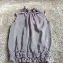 フリル付きハイネックノースリーブトップス