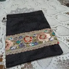 刺繍花柄の黒巾着袋 約22×16