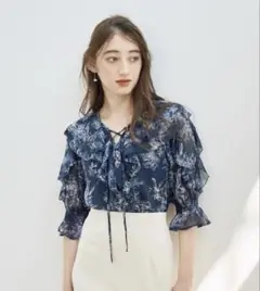 stola. ストラ トワルドジュイ風プリントフリルブラウス