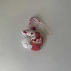 ウサギとお守りの携帯ストラップ