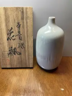 白色陶器　花瓶　一輪挿し　木箱付き