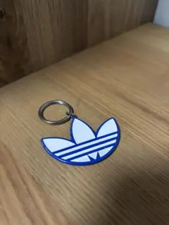 adidas ロゴ型キーホルダー
