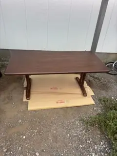 ブラウン木製ダイニングテーブル