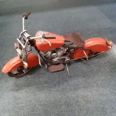 オレンジ色のブリキバイクフィギュア