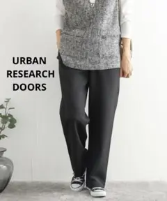 ドライタッチストレートイージーパンツ ¥8,250 DOORS