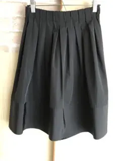 黒いプリーツひざ丈スカート