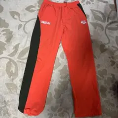 赤と黒のピステパンツ