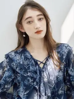 【25SS】 stola. ストラ トワルドジュイ風プリントフリルブラウス