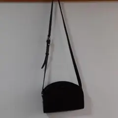 a.p.c ハーフムーンショルダーバッグ　ブラック