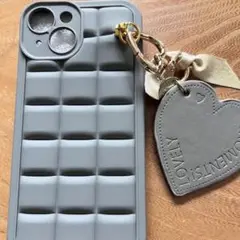 【iPhone14】ハートチャームのかわいいキルティング風ケース【グレー】