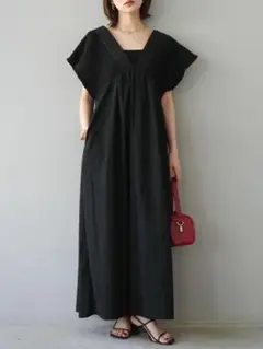 新品❣️本日注文本日発送　シャーリングVネックワンピース/ブラック　lumier