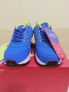 MOI TAVONNI 青いスニーカー