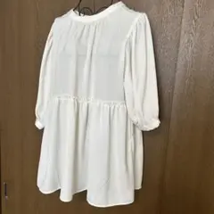 オフホワイト 五分袖 フリルウエストブラウス　シャツ　新品、未使用品