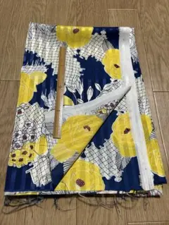 95昭和レトロ　花柄布地 青と黄色　92×130 未使用品