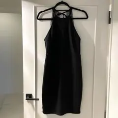 黒ホルターネック 背中レースオープンバックひざ丈ワンピース