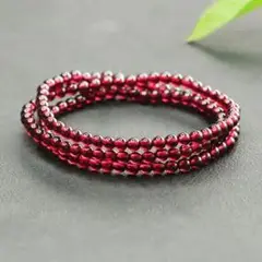 赤いビーズのブレスレット