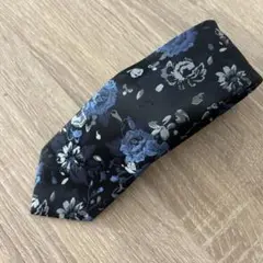 黒と青の花柄ネクタイ
