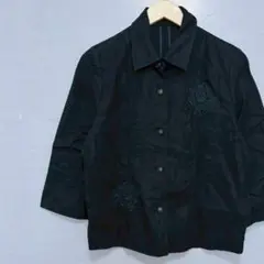 【モードジュエル】ワンポイント花刺繍付きリネン風七分袖シャツジャケット黒ブラック