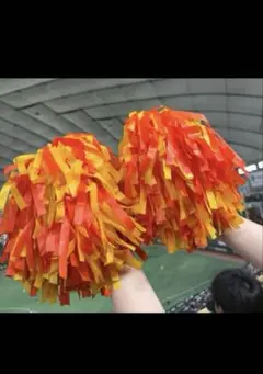 オレンジと黄色の応援用ポンポン