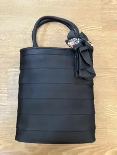 【新品】プチポアン　ブラックハンドバッグ　キーホルダーつき