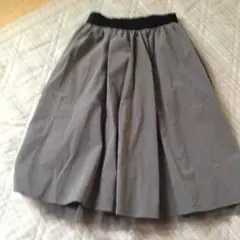 グレーのリバーシブルのスカート