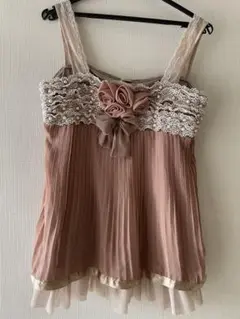 axes femme フラワーモチーフキャミソール ベージュ