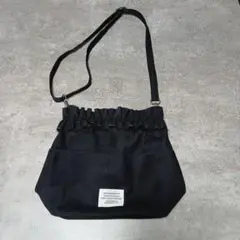 フリル付きブラックショルダーバッグ