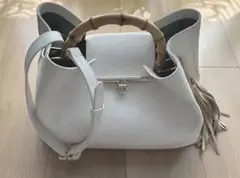 story. ホワイトハンドバッグ バンブーハンドル フリンジ付き