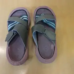 オリーブグリーン ストラップ付きサンダル
