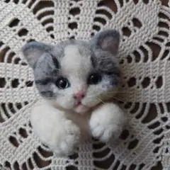 可愛い羊毛フェルト 猫 ブローチ　縦7.5 横7cm位