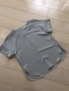 プラステ　トップス　ライトグレー