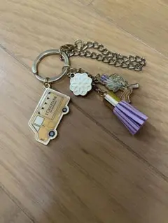 ロクシタントラック型キーチャーム 紫色タッセル