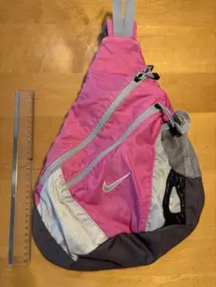 Nike ピンク スリングバッグ