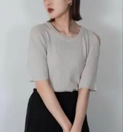 Amiur random rib open shoulder tops