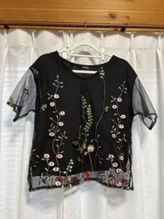 花柄刺繍　半袖Tシャツ