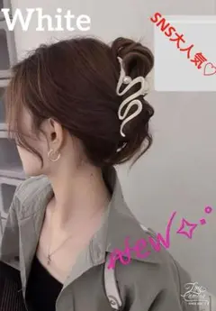 新品❣️ヘアクリップ パール　ウェーブ　ヘアアクセサリー　白　レディース