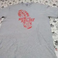 GILDANのグレー地に胸元&バッグに赤色でプリントの有るメンズの半袖のTシャツ