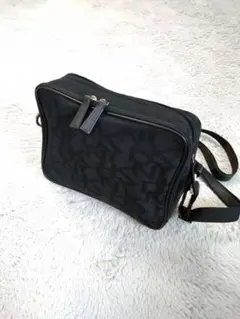 ダナキャラン　DKNY　黒色　ショルダーバッグ　DKNY柄　内側赤色