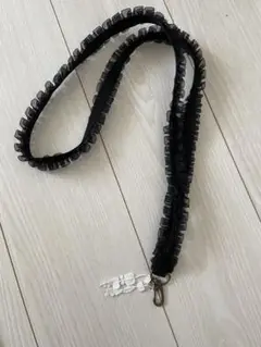 チャーム付きスマホシフォンフリルリボンのショルダーストラップ(ハンドメイド)