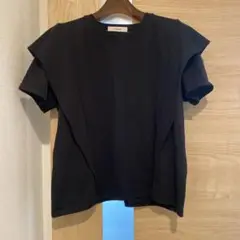ISOOK フリル付き黒半袖シャツ