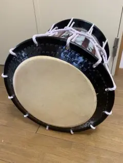 価格30万円程●和太鼓 桶胴太鼓　2尺3寸70cm 牛皮　張り替え用 両面 二枚 販売済み】中古 桶胴太鼓 2尺 3本脚台付き | 和太鼓ニシガク