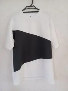 ホワイトとブラックの斜めデザインTシャツ
