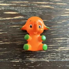 オレンジ色のキャラクター玩具　クスリはサトウ