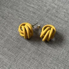 イエロー 結び目デザイン ピアス