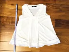 【最終価格・美品】 VICKY 白ブラウス　Ｖネック　ノースリーブ　タンクトップ