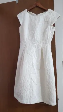 袖なし白ワンピース